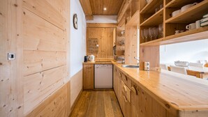 Wasserkocher mit Kaffee-/Teezubehör, Kühlschrank, Mikrowelle, Ofen