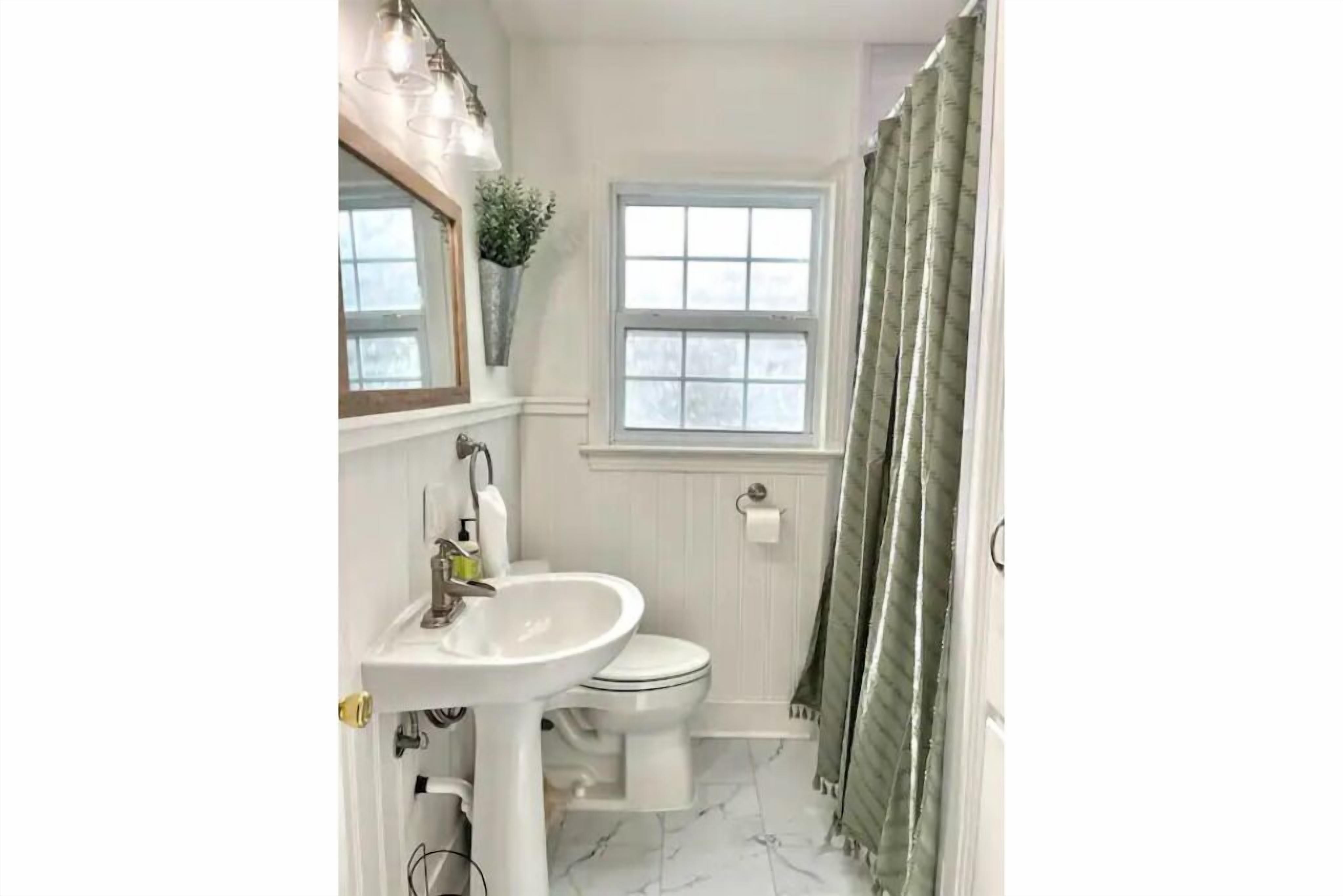 Hiustenkuivaaja, pyyhkeet, saippua, vessapaperi