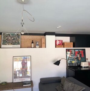 Télévision, cheminée, table de tennis de table