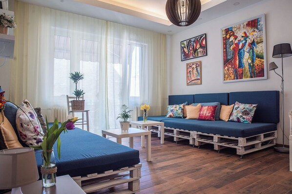 Smart TV, printers - Spacious Central 4 bedroom | 160m2 | 2queen&16single beds | with terrace (Beograd)