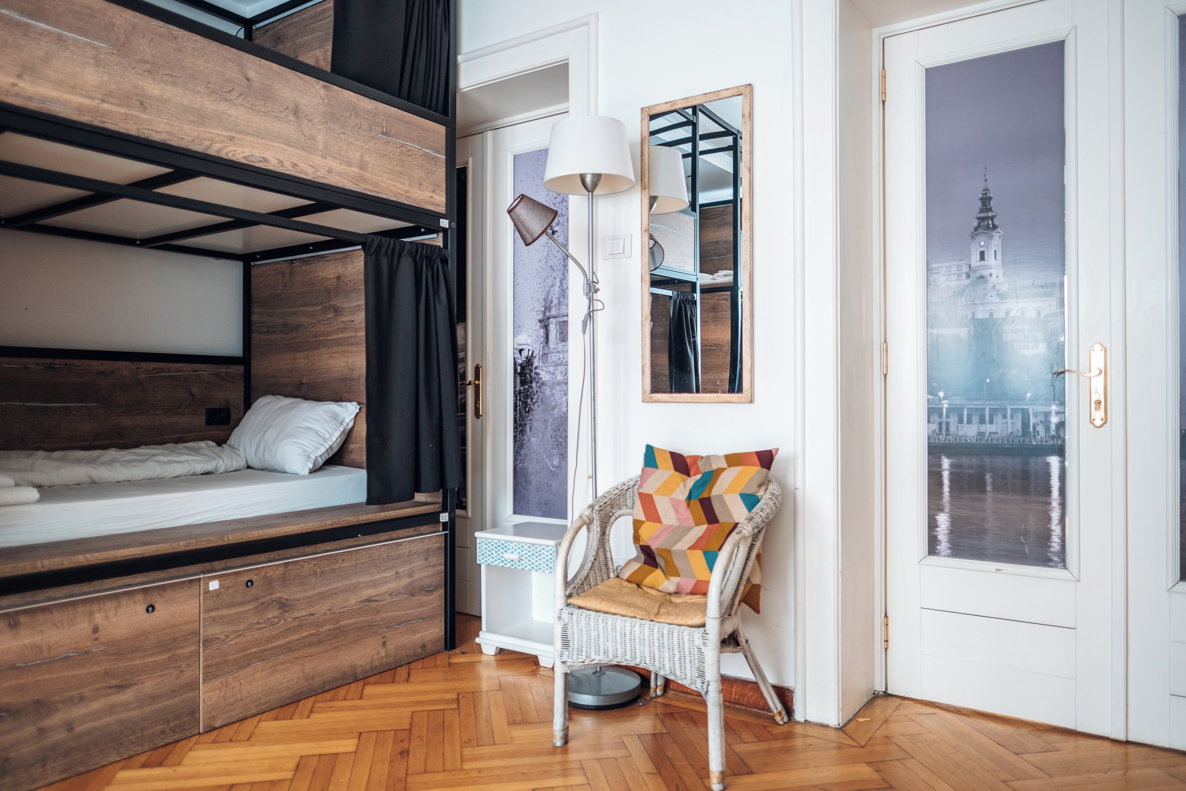 3 quartos, ferros/tábuas de passar roupa, acesso à internet