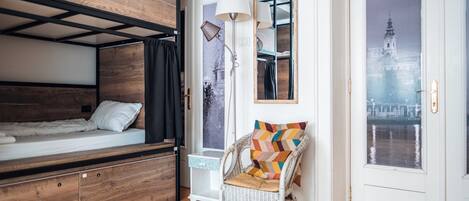 3 quartos, ferros/tábuas de passar roupa, acesso à internet