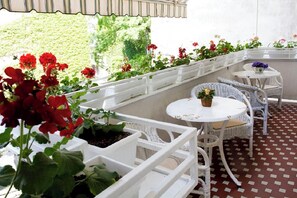 Outdoor dining - Spacious 160m2, 3 Bedroom apartment in central Belgrade for you comfort (Beograd)