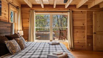 3 bedrooms, desk, iron/ironing board, WiFi