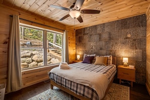 2 bedrooms, iron/ironing board, free WiFi, bed sheets - Cozy Modern 2-Bedroom Cabin Getaway (Fairview)