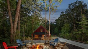 Eine Hütte mit Feuerstelle und Außenbestuhlung.