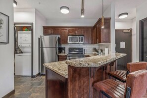 Coffee/tea maker, fridge, microwave, oven - Amazing Views 1BR Condo w/ Hot Tub + Pool! (Canmore)