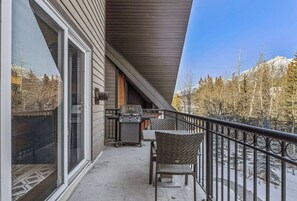 Outdoor dining - Amazing Views 1BR Condo w/ Hot Tub + Pool! (Canmore)