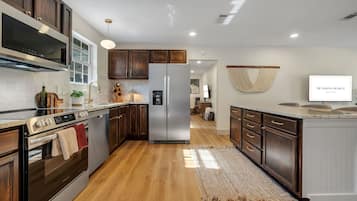 Coffee/tea maker, fridge, microwave, oven