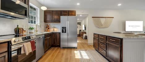 Refrigerador, microondas, horno y parrilla de estufa