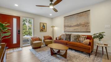 Smart-TV, Videospiele, Tischtennisplatte, Bücher