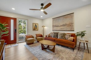 Una Smart TV, videojuegos, una mesa de tenis de mesa, libros