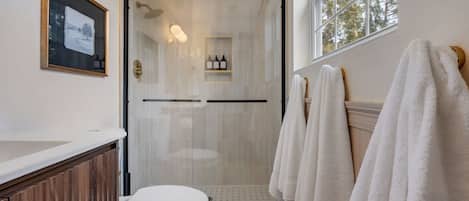 Douche, séchoir à cheveux, serviettes fournies, savon