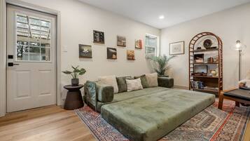 Smart-TV, Videospiele, Tischtennisplatte, Bücher