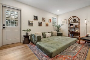 Una Smart TV, videojuegos, una mesa de tenis de mesa, libros