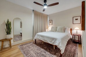 3 dormitorios, escritorio, tabla de planchar con plancha y cuna de viaje