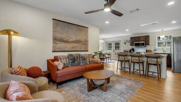 Smart-TV, Videospiele, Tischtennisplatte, Bücher