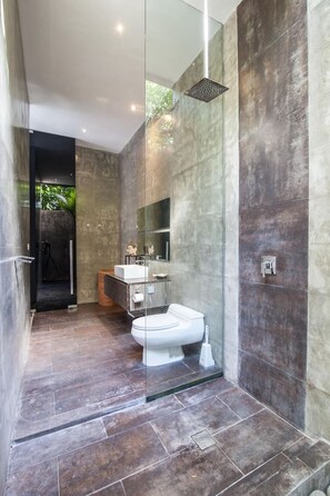 Shower, hair dryer - Modern 4BD Villa with Pool (Kuta)