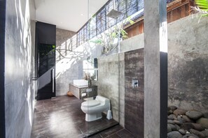 Bruser, hårtørrer, håndklæder, Sæbe