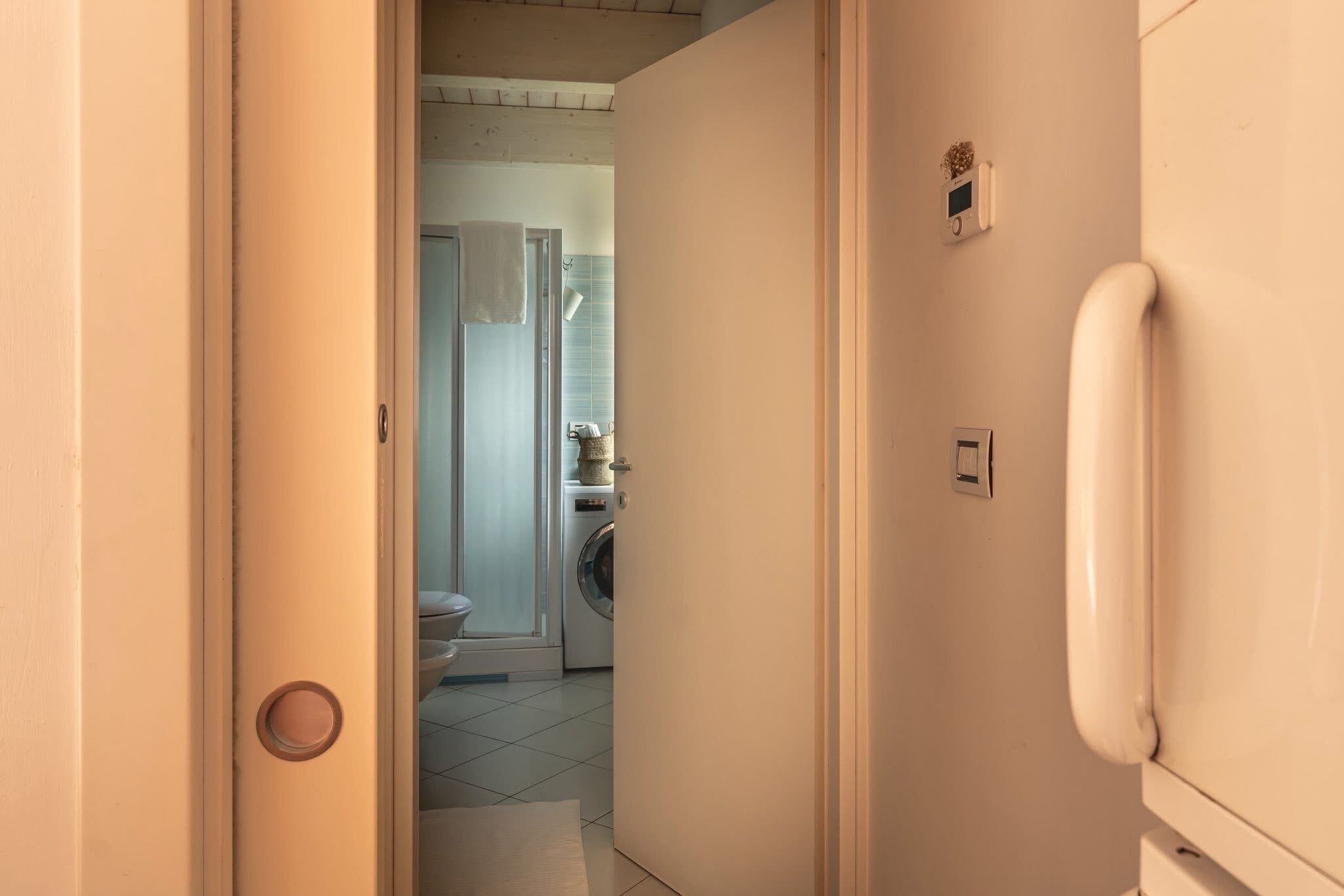 Douche, sèche-cheveux, bidet, serviettes fournies