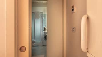 Douche, sĂšche-cheveux, bidet, serviettes fournies