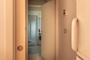 Douche, sèche-cheveux, bidet, serviettes fournies