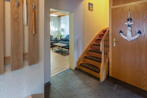 Interior - The Flunder vacation home offers cozy comfort and plenty of space for a relaxing vacation by the North Sea. In an attractive location in Norddeich, you can enjoy short distances to the beach, sea and numerous leisure activities. (Norden)