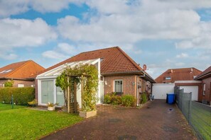 Exterior - The Flunder vacation home offers cozy comfort and plenty of space for a relaxing vacation by the North Sea. In an attractive location in Norddeich, you can enjoy short distances to the beach, sea and numerous leisure activities. (Norden)