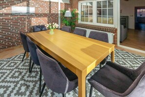 Dining - The Flunder vacation home offers cozy comfort and plenty of space for a relaxing vacation by the North Sea. In an attractive location in Norddeich, you can enjoy short distances to the beach, sea and numerous leisure activities. (Norden)