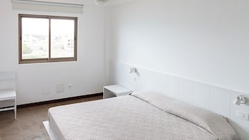 6 bedrooms, iron/ironing board, WiFi, bed sheets