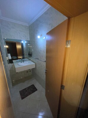 Dusj, hårføner, håndklær og såpe