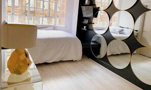 2 bedrooms, iron/ironing board, Internet, bed sheets - Chic Self Contained Studio | South Kensington (London)