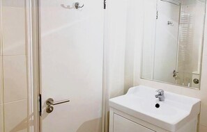 Shower, hair dryer, towels - Chic Self Contained Studio | South Kensington (London)