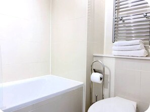 Shower, hair dryer, towels - Chic Self Contained Flat Kensington (London)