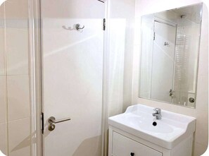 Shower, hair dryer, towels - Chic Self Contained Flat Kensington (London)