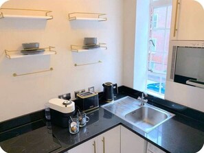 Fridge, microwave, toaster, dining tables - Chic Self Contained Flat Kensington (London)