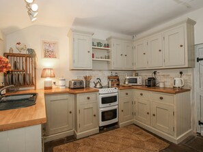 Dishwasher, cookware/dishes/utensils - 8 Welsh Street (Bishops Castle)