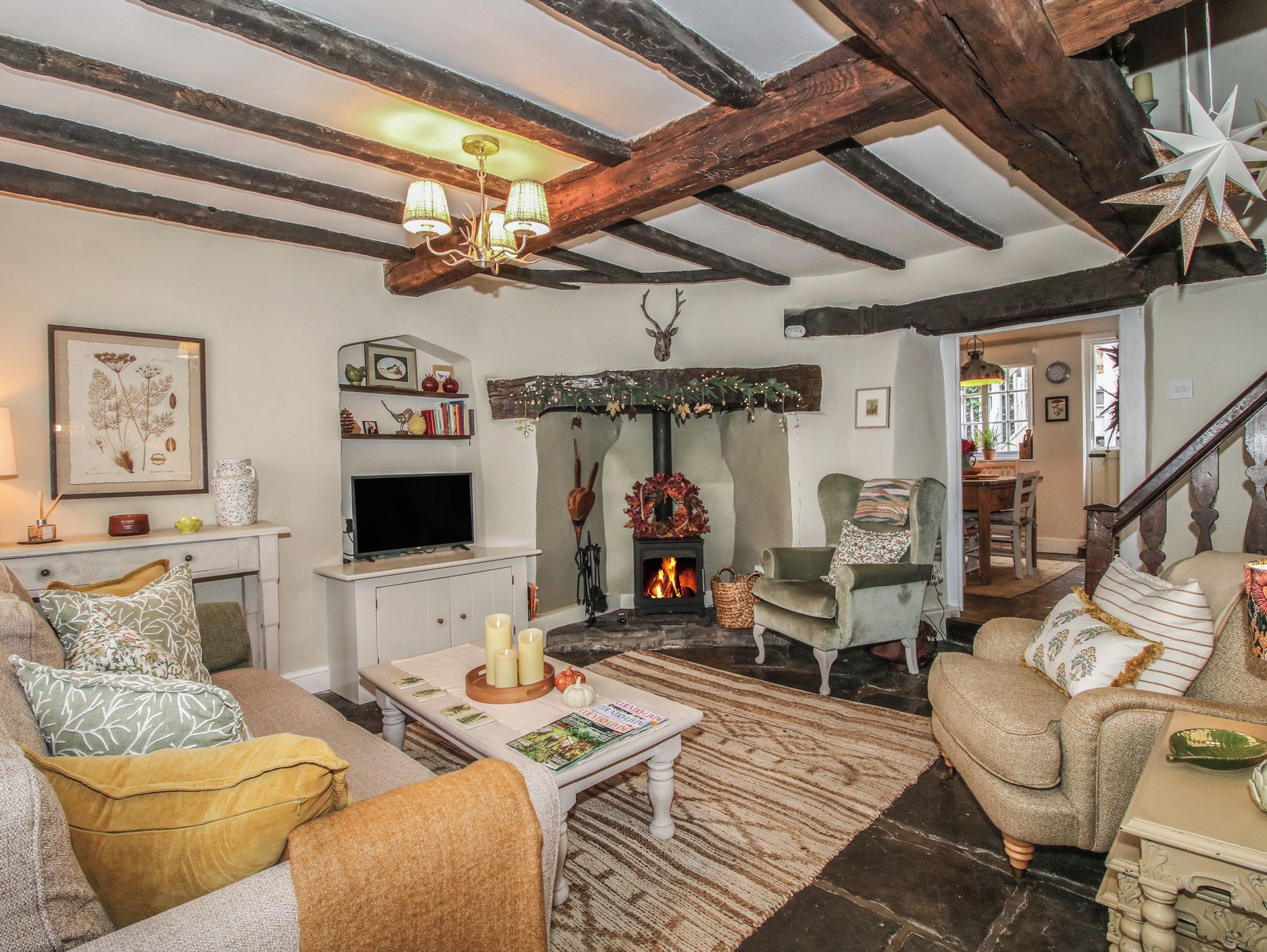 Una sala de estar acogedora con chimenea, televisión y un espacio de descanso confortable.