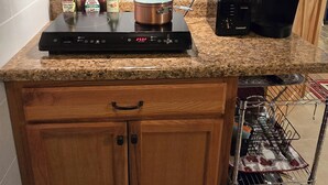 Uma cozinha com micro-ondas, cafeteira e torradeira.