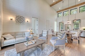 Smart TV, fireplace, video games, ping pong - Ridge Haven Retreat - Sauna • Hot Tub • Arcade • Firepit • 4miles from Downtown (Blue Ridge)
