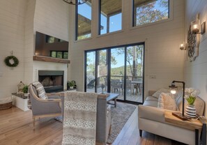 Smart TV, fireplace, video games, ping pong - Ridge Haven Retreat - Sauna • Hot Tub • Arcade • Firepit • 4miles from Downtown (Blue Ridge)