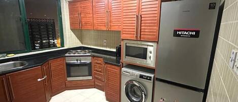 Kylskåp, mikrovågsugn och spishäll