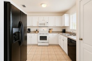 Fridge, microwave, oven, dishwasher - Indian Wells 3BR Home w/ Pool — 10 min to Disney (Kissimmee)