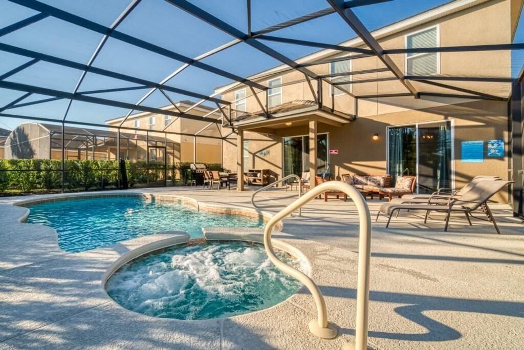 Een buitenzwembad, een verwarmd zwembad