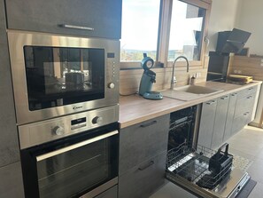Fridge, microwave, oven, stovetop - Family home with pool and garden in a quiet location near Uzès and the Pont du Gard (Sanilhac-Sagriès)