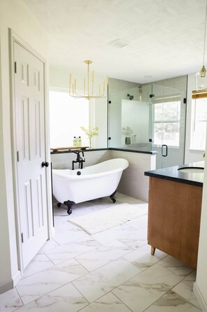 Shower, hair dryer, towels, soap - 1/2 Mile to A&M, Fire Pit, Family-Friendly, Central (College Station)