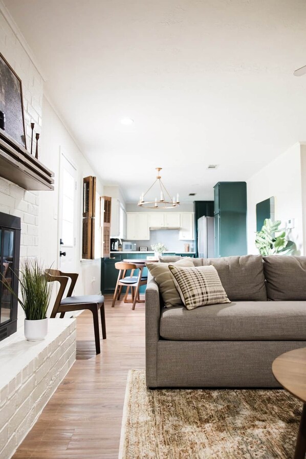 Smart TV y chimenea 