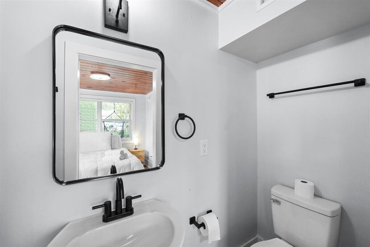 Douche, sèche-cheveux, serviettes fournies