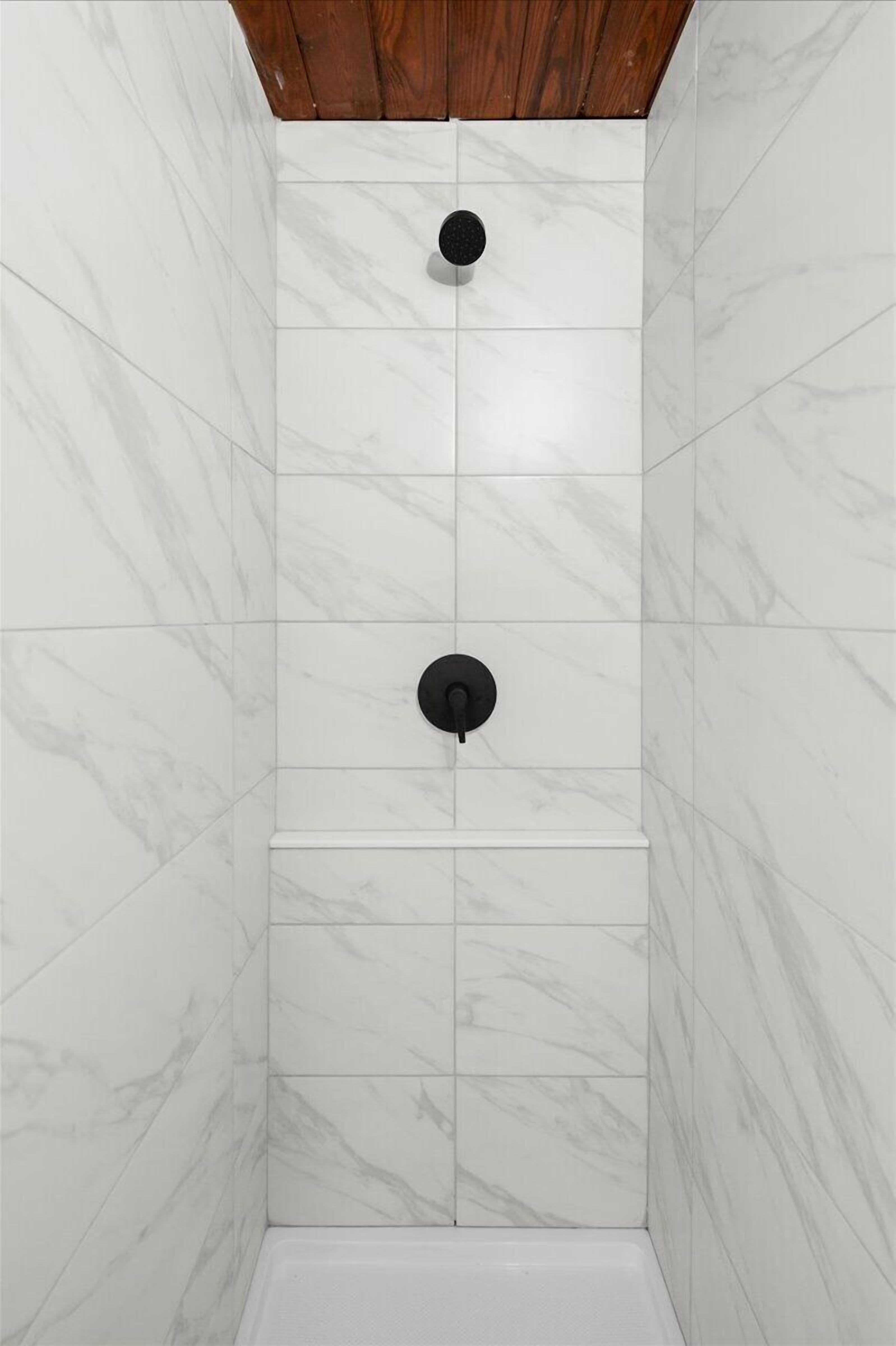 Een douche, een haardroger, handdoeken