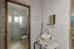 Shower - Casa de Campo c Piscina e Churrasqueira no Centro (Araçariguama)